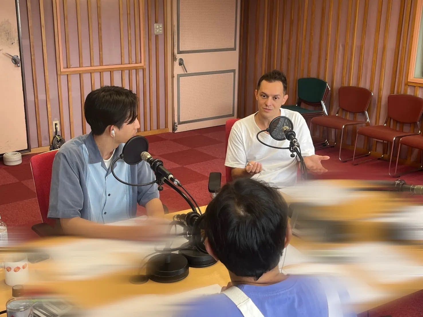 KBS京都ラジオ「となりの森谷さん」の生放送中、スタジオのマイクに向かって話すジョーダン・フロリアン（2026年8月27日）